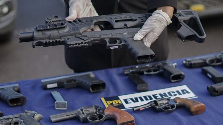 Subametralladoras a $700 mil: Estos son los precios de las armas robadas y vendidas por uniformados