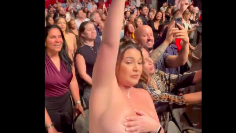 ¡La mujer estaba con su esposo! Ricardo Arjona quedó perplejo ante nuevo desnudo de fanática