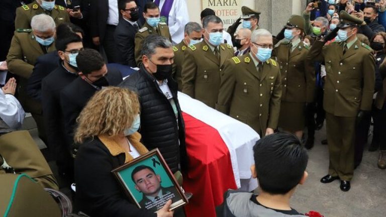 Emotivo funeral: Así fue la masiva despedida de carabinero asesinado en Pedro Aguirre Cerda