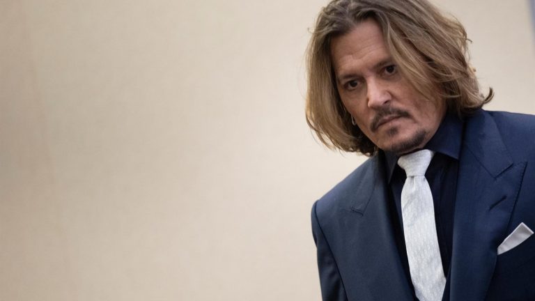 Johnny Depp nuevamente en el ojo de la justicia: Enfrenta demanda por presunta golpiza a compañero