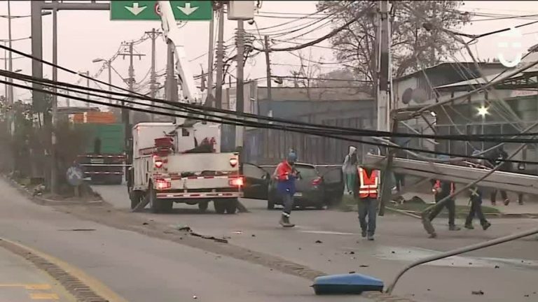 Tránsito suspendido: Auto derribó cinco postes tras persecución policial en La Pintana