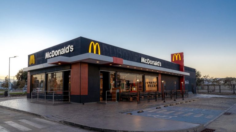 Tecnología, medioambiente y más locales: La millonaria inversión en Chile de la franquicia operadora de McDonald's
