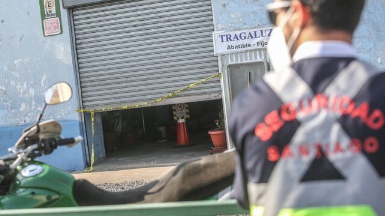 Recibió cinco disparos: Hombre murió acribillado mientras se escondía en un negocio
