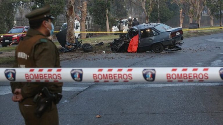 Persecución policial terminó con una mujer fallecida tras colisionar contra un árbol