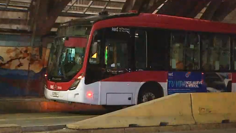 Investigan fatal atropello de micro en Puente Alto: Víctima habría cruzado en paso no habilitado para peatones