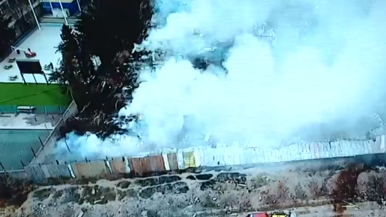 Enorme incendio afectó a mueblería y una vivienda en Puente Alto: Más de 200 bomberos concurrieron al lugar