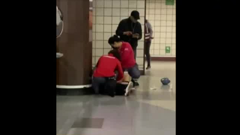 Último minuto: Balean a persona al interior de metro Baquedano