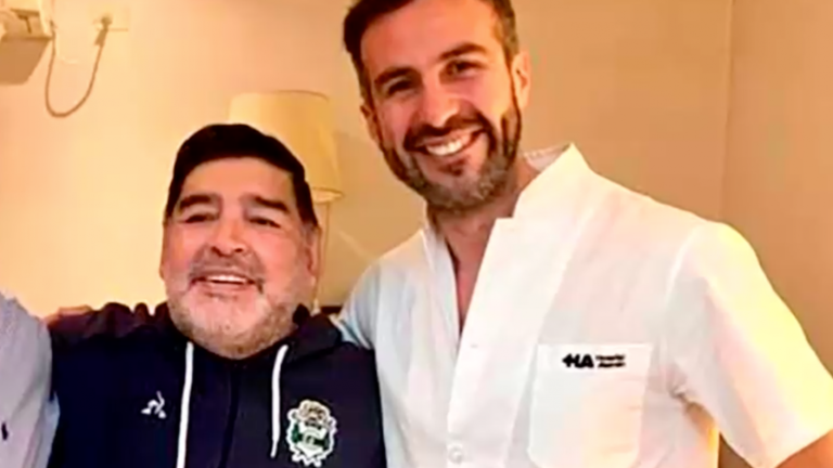 Arriesgan 25 años de cárcel: Acusan de homicidio a médicos de Maradona