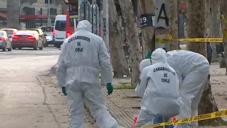 Un hombre resultó baleado en la Alameda tras discusión al interior de un local nocturno