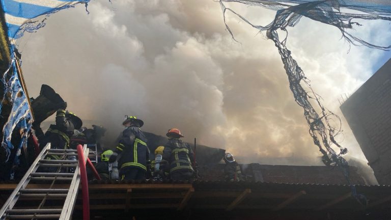 Incendio fuera de control en Santiago Centro: Hombre fue rescatado en estado de gravedad