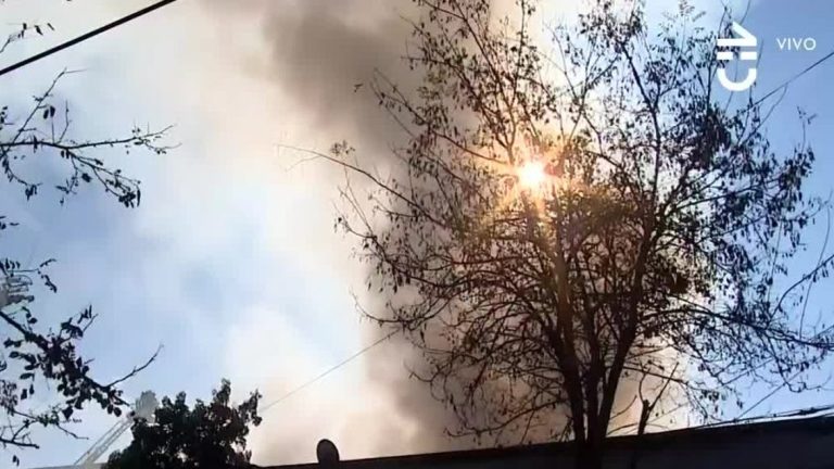 Incendio de bodegas en Santiago Centro dejó un herido grave