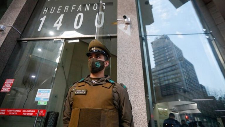 Hombre fue asesinado en estacionamiento de edificio en Santiago Centro: Recibió siete impactos de bala