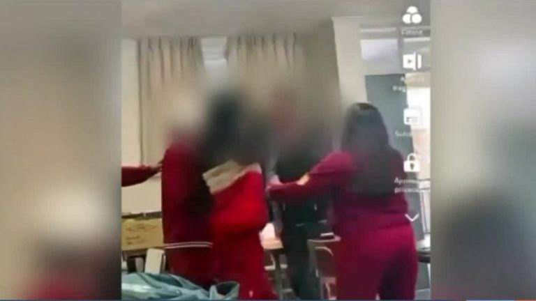 Estudiantes agreden con combos y sillas a profesor que los quiso echar de la sala por decir garabatos