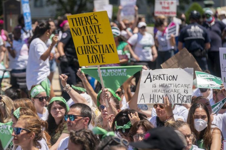 Detienen a congresista en manifestación contra la anulación del aborto en Estados Unidos