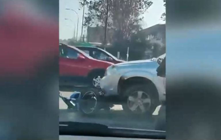 Tenía antecedentes: Formalizaron a conductor que atropelló a hombre y arrastró su moto en Santiago