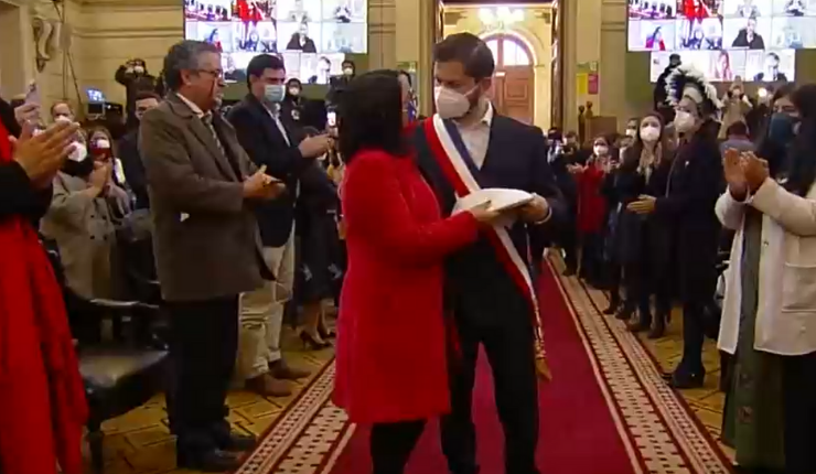 En plena ceremonia: Ex convencional Ruth Hurtado le entregó al pdte. Gabriel Boric pasajes para La Araucanía