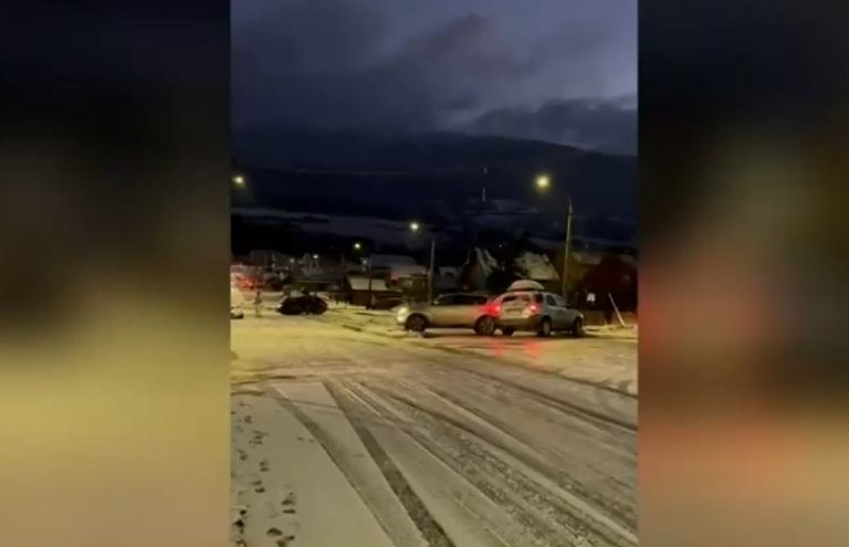 Registran momento en que auto choca a otro en Aysén tras patinar a causa del hielo en el pavimento