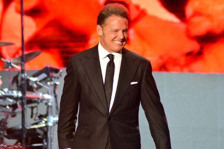 Luis Miguel reaparece en público y soprende con nuevo look que lo hace ver más joven
