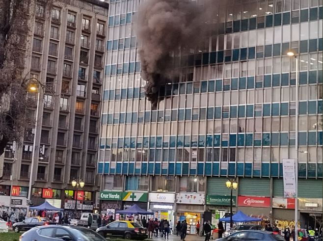 Incendio en pleno centro de Santiago: Afectó a edificio ubicado en paseo Ahumada