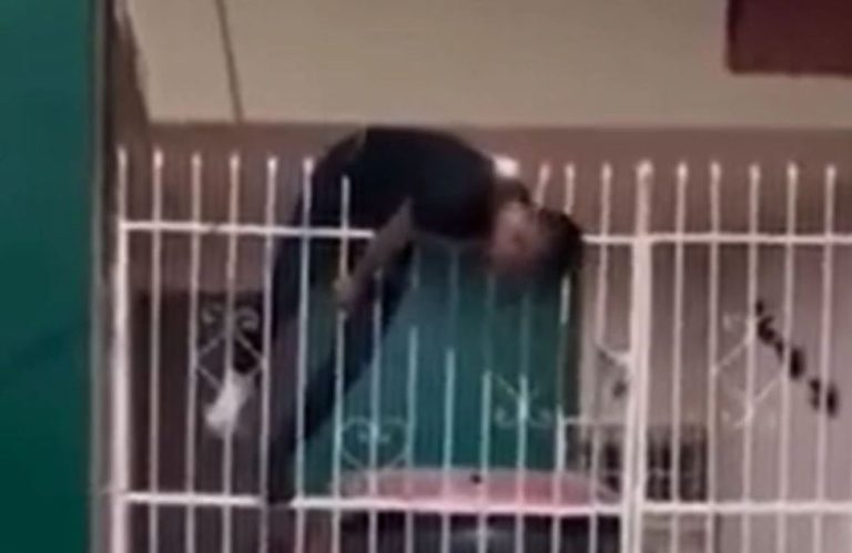 Todo fue grabado: Delincuente quedó ensartado en una reja al tratar de robar en casa de adulta mayor