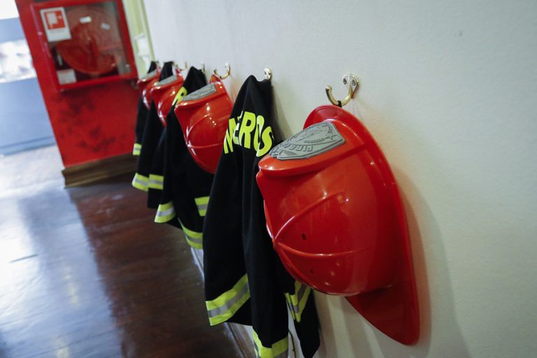 Desvinculan a funcionarios de Bomberos tras denuncia de abuso sexual en 