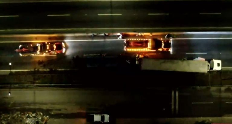 Colisión entre 2 camiones en Renca genera desvíos en autopista General Velásquez