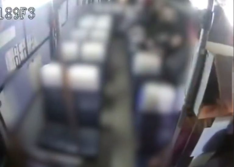 Videos captaron impactante volcamiento de micro en Quilpué: Pasajeros se golpearon contra las ventanas