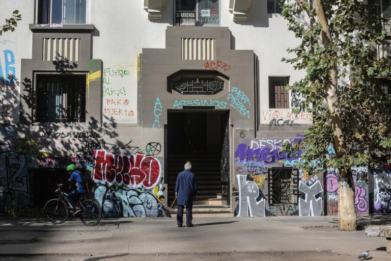 Más árboles, pintar fachadas y plaza Baquedano: El plan para recuperar la Alameda y el centro de Santiago