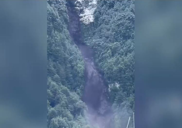 Captan impresionante desprendimiento de tierra en Puerto Aysén