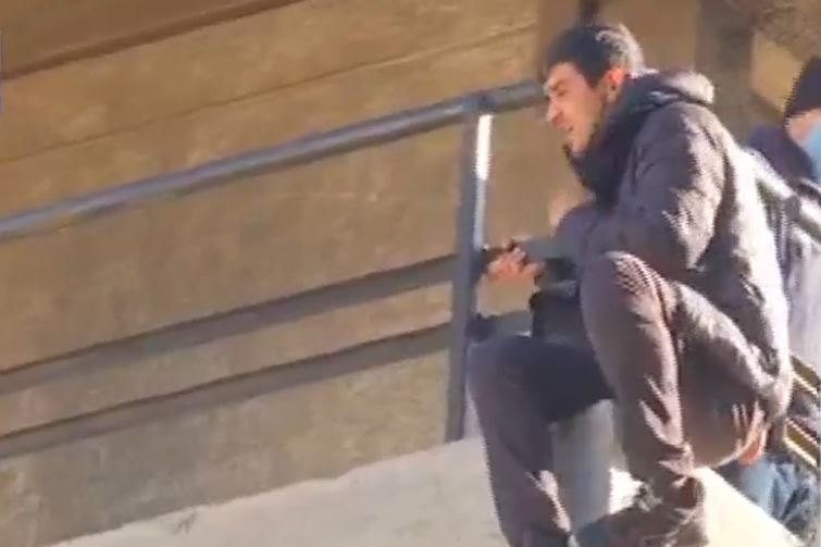 Vendedor ambulante se colgó del balcón de un quinto piso para manifestarse en Santiago Centro