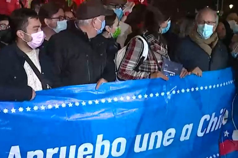 Partidos y organizaciones acuden al Servel para inscribirse en campaña del plebiscito