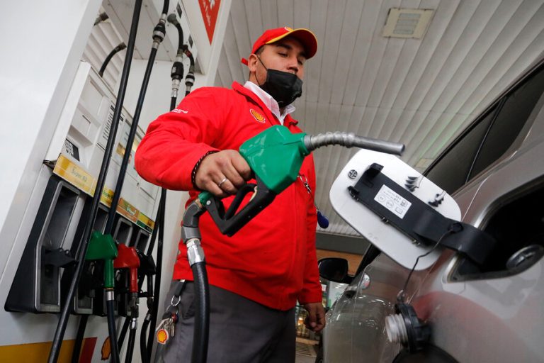 Bencina subió $20,5 este jueves: ¿A qué se debe el alza en los combustibles?