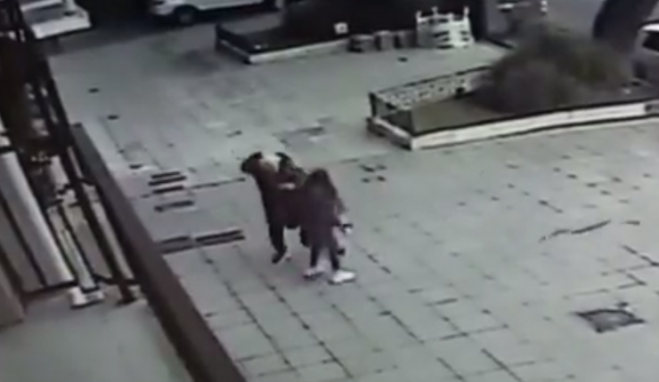 El insólito accidente del ex representante de Maradona: Le cayó un palo en la cabeza al sacarse una foto