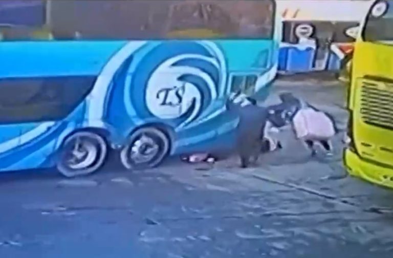 Impactante registro: Familia se salva de ser aplastada por bus en terminal de Estación Central
