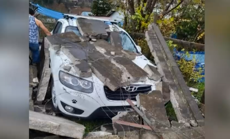 Muro de cárcel cayó sobre un auto nuevo: Dueña lo usaba para trasladar a sus hijos a terapias