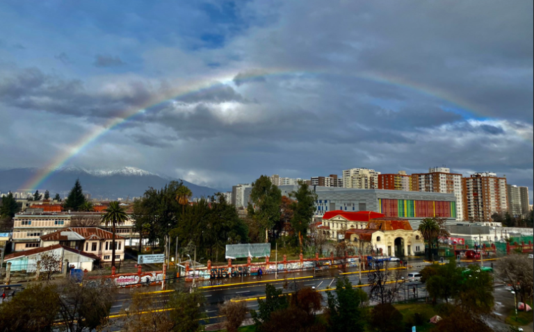 Arcoíris se vio desde distintos puntos en medio del temporal en la Región Metropolitana