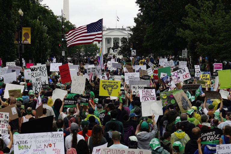 Cientos de personas protestan frente a la Casa Blanca por la sentencia del aborto en Estados Unidos