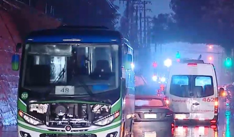 Vehículos quedaron atrapados en paso bajo nivel en medio de lluvias en Lo Espejo