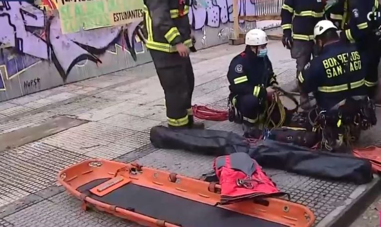 Hombre cayó cinco metros en excavación de edificio en plena Alameda