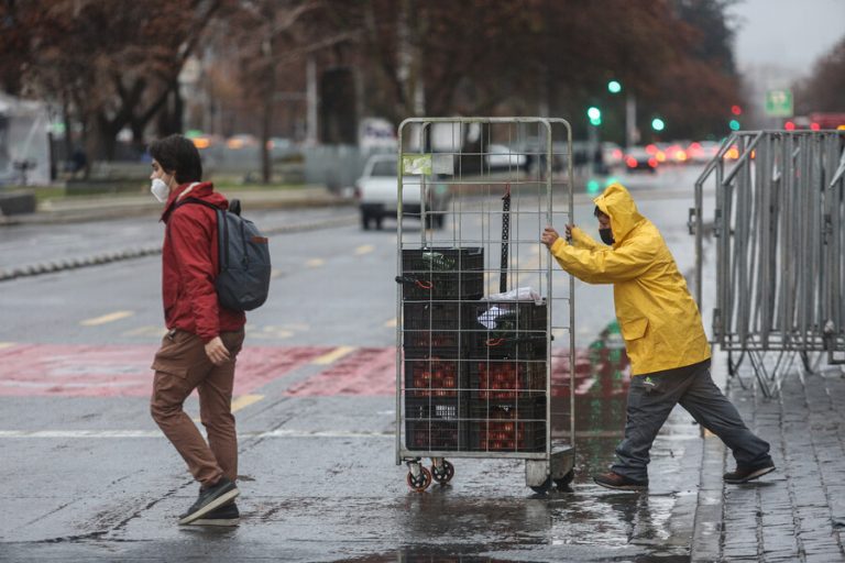 Nuevo sistema frontal llega a la Región Metropolitana: ¿Cuándo se dará la mayor intensidad de las lluvias?