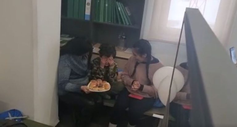 Hasta le cantaron: Niño se emociona con regalo por su cumpleaños en albergue del paso Los Libertadores