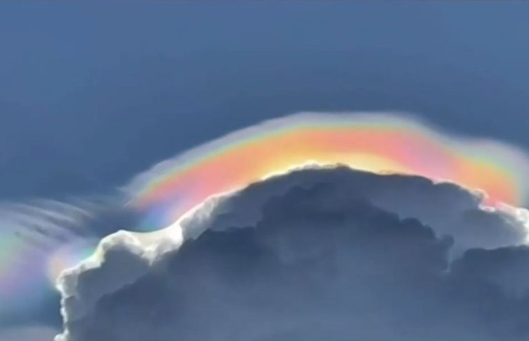 ¡Duró cerca de una hora! Captaron nube de siete colores tras intensas lluvias en China