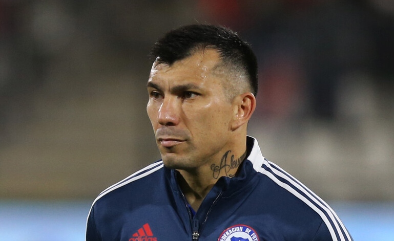 Ex funcionario de la Seremi de Salud demandó a Gary Medel: Solicita $80 millones de indemnización