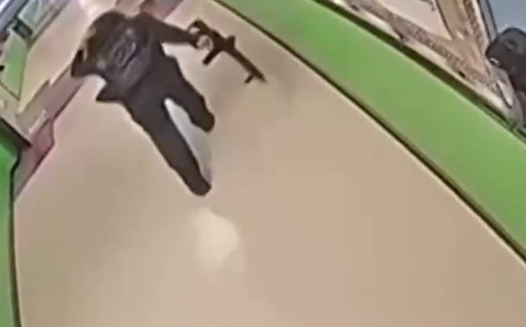 Revelan nuevo registro del tiroteo en escuela de Texas: Policías huyeron tras escuchar disparos