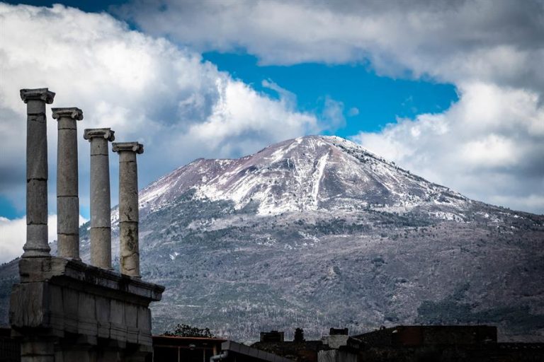Turista cayó al cráter del Monte Vesubio tras intentar tomarse una selfie en lugar no autorizado