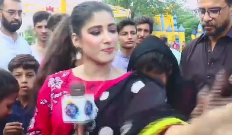 Periodista pakistaní le dio tremenda cachetada a adolescente en pleno despacho