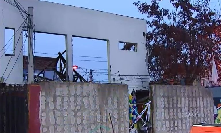 Derrumbe en casa de Peñalolén: Una persona quedó atrapada, pero pudo ser rescatada