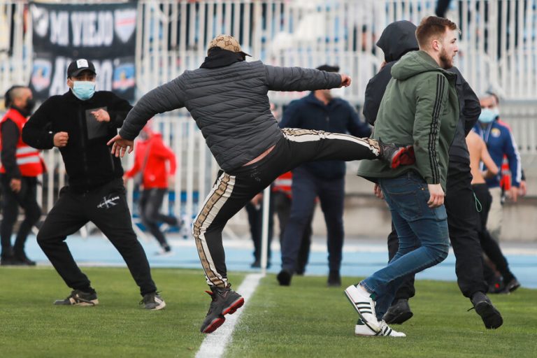 Bajaron hasta la cancha: Hinchas de Colo Colo y Audax se enfrentaron en Rancagua