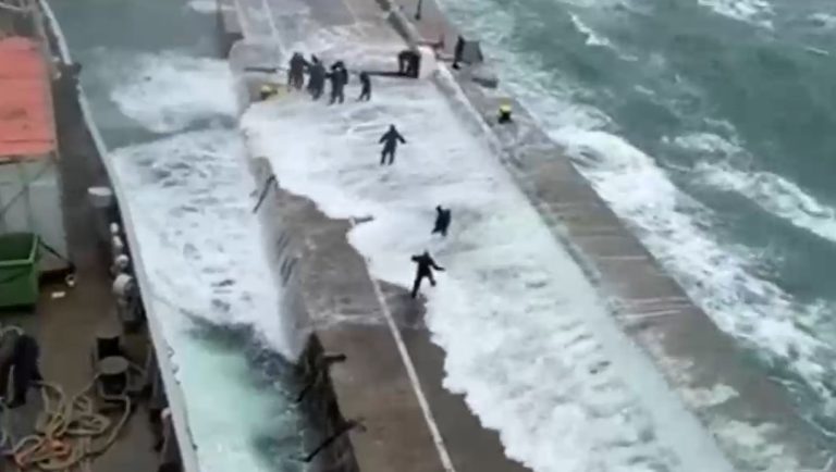 Fuerte marejada sorprendió a marinos en Valparaíso y debieron arrancar