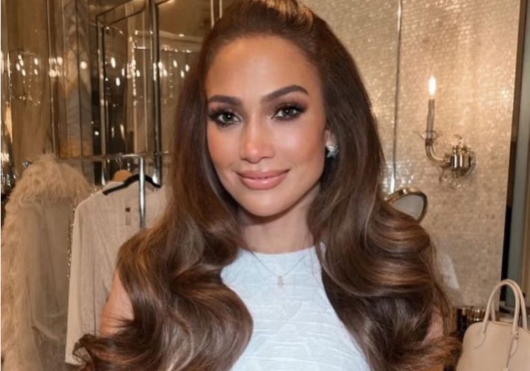 Uno corte princesa y otro de encaje: Así son los vestidos que usó Jennifer Lopez para casarse con Ben Affleck